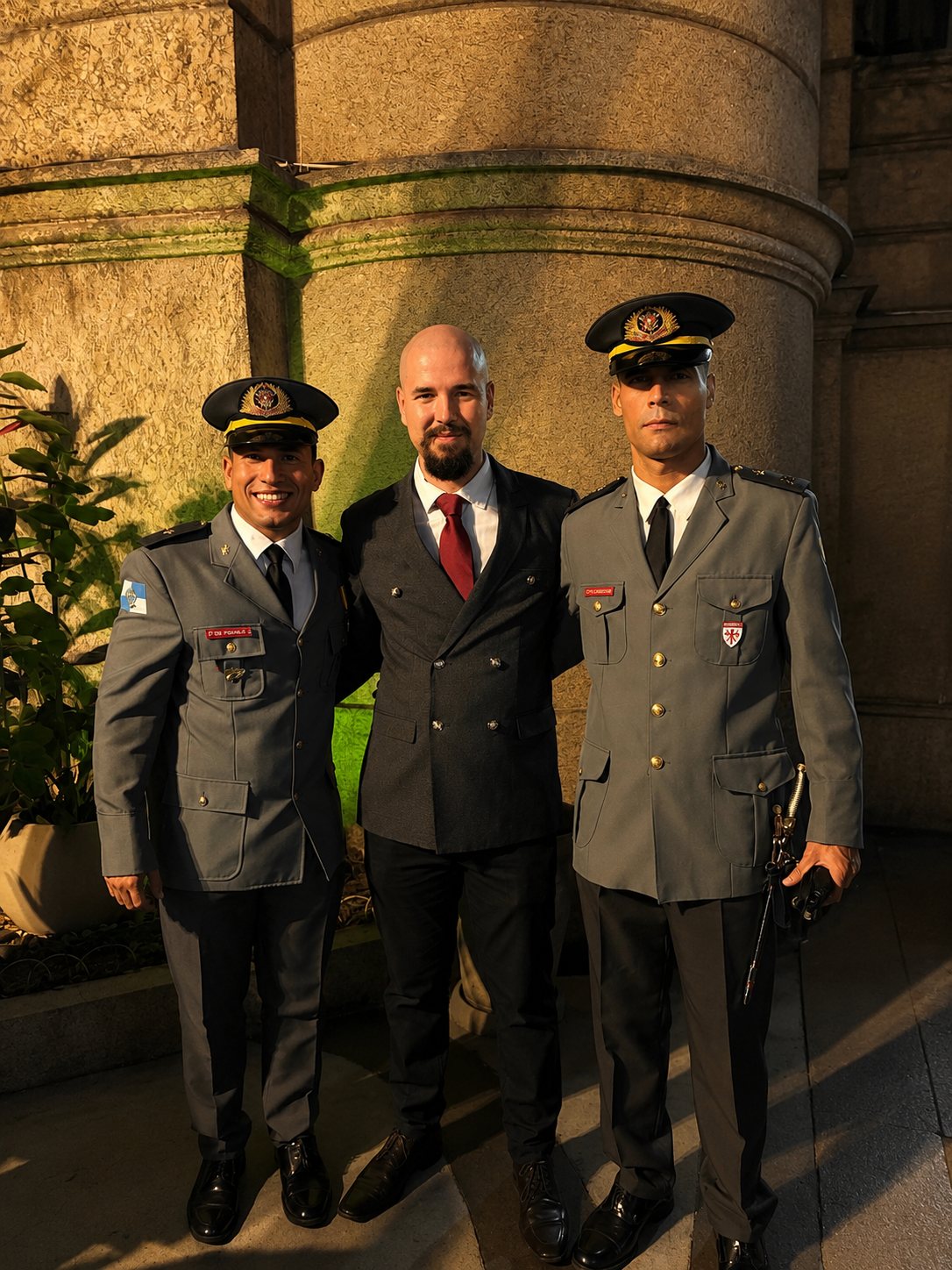 Prof. Mateus com o Ten. Gabriel Motta e o cadete Aguinaldo Soares